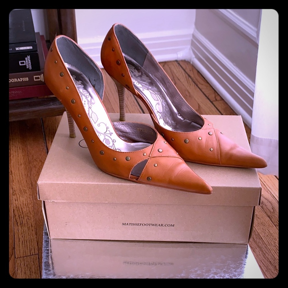 N.Y.L.A. Caramel Pumps